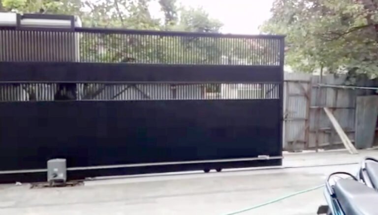 sliding gate13