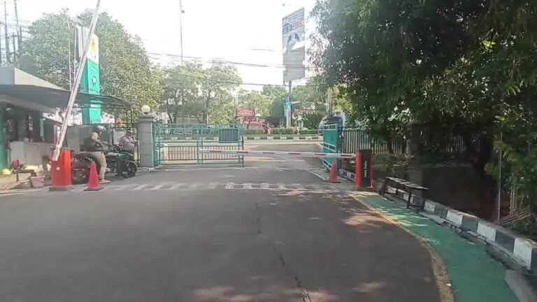 Distributor Sistem Palang Parkir Otomatis di Sumedang, Jawa Barat: Solusi Terbaik untuk Pengelolaan Parkir Apakah Anda mencari distributor sistem palang parkir otomatis di Sumedang, Jawa Barat? Jika iya, Anda berada di tempat yang tepat! Kami adalah distributor terkemuka yang menyediakan solusi terbaik untuk pengelolaan parkir di area Sumedang dan sekitarnya. Palang parkir otomatis adalah teknologi canggih yang memudahkan pengelolaan parkir secara efisien dan aman. Sistem ini dilengkapi dengan sensor dan perangkat lunak yang dapat mengatur akses masuk dan keluar kendaraan dengan cepat dan akurat. Dengan adanya sistem palang parkir otomatis, Anda dapat menghemat waktu dan tenaga dalam mengatur parkir di area Anda. Kami menyediakan berbagai jenis sistem palang parkir otomatis, mulai dari palang parkir pintu barrier hingga sistem parkir berbasis kartu atau RFID. Semua produk yang kami sediakan memiliki kualitas terbaik dan dirancang untuk memberikan keamanan dan kenyamanan dalam pengelolaan parkir. Keunggulan dari sistem palang parkir otomatis yang kami distribusikan adalah: 1. Keamanan: Sistem ini dilengkapi dengan teknologi keamanan tinggi, seperti pengenalan plat nomor kendaraan dan pemindai sidik jari, untuk mencegah akses yang tidak sah. 2. Kemudahan Penggunaan: Sistem ini mudah digunakan dan dioperasikan oleh petugas parkir maupun pengguna parkir. 3. Integrasi yang Mulus: Sistem ini dapat diintegrasikan dengan perangkat lunak manajemen parkir dan sistem pembayaran, sehingga memudahkan pengelolaan dan pelacakan data. 4. Pemeliharaan yang Mudah: Produk yang kami sediakan memiliki desain yang tangguh dan tahan lama, serta membutuhkan sedikit pemeliharaan. 5. Layanan Purna Jual yang Profesional: Kami menyediakan layanan purna jual yang terbaik, termasuk perawatan rutin, perbaikan, dan dukungan teknis. Untuk informasi lebih lanjut tentang distributor sistem palang parkir otomatis di Sumedang, Jawa Barat, silakan kunjungi website kami di msmparking.com atau hubungi tim kami melalui kontak berikut: - Yopie Prima WA/Telp: +6281236633639 - Ady WA/Telp: +6285100956600 - Theo WA/Telp: +6282219939448 - Rubi Yanto WA/Telp: +6281318976600 Kami siap membantu Anda dalam memilih dan menginstal sistem palang parkir otomatis yang sesuai dengan kebutuhan Anda. Dapatkan solusi terbaik untuk pengelolaan parkir di Sumedang, Jawa Barat dengan menghubungi kami sekarang juga!
