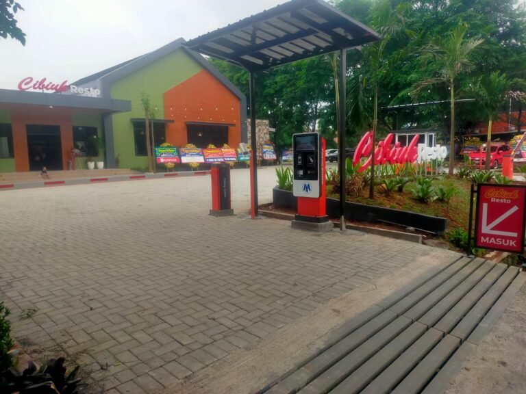 Distributor Palang Parkir di Palembang: Pilihan Terbaik untuk Keamanan Parkir Anda Apakah Anda mencari distributor palang parkir yang terpercaya di Palembang? Jika iya, Anda berada di tempat yang tepat! Palembang, sebagai salah satu kota besar di Indonesia, memiliki kebutuhan akan sistem parkir yang efisien dan aman. Palang parkir merupakan salah satu solusi yang efektif untuk mengatur lalu lintas parkir dan mencegah kecurangan. Sebagai distributor palang parkir terkemuka di Palembang, kami menyediakan berbagai jenis palang parkir berkualitas tinggi yang dapat Anda pilih sesuai dengan kebutuhan Anda. Produk-produk kami telah teruji dan terbukti memberikan keamanan yang optimal untuk area parkir Anda. Dengan menggunakan palang parkir, Anda dapat memastikan bahwa hanya kendaraan yang memiliki izin yang dapat masuk dan keluar dari area parkir tersebut. Hal ini akan membantu mengurangi risiko pencurian kendaraan dan mencegah parkir sembarangan oleh orang yang tidak berwenang. Kami menyediakan palang parkir dengan teknologi terkini, seperti sistem otomatisasi yang dapat terintegrasi dengan sistem manajemen parkir Anda. Selain itu, kami juga menyediakan berbagai aksesori tambahan, seperti kartu akses, remote control, dan sistem pembayaran elektronik, untuk memudahkan penggunaan palang parkir. Dengan pengalaman kami yang luas dalam industri ini, kami telah bekerja sama dengan berbagai klien di Palembang, termasuk perusahaan, pusat perbelanjaan, hotel, dan tempat wisata. Kami selalu berkomitmen untuk memberikan pelayanan terbaik kepada pelanggan kami, termasuk pemasangan, perawatan, dan perbaikan palang parkir. Jadi, jika Anda membutuhkan distributor palang parkir terpercaya di Palembang, jangan ragu untuk menghubungi tim kami. Kami siap memberikan solusi parkir yang aman dan efisien untuk bisnis Anda. Hubungi tim kami sekarang: - Yopie Prima WA/Telp: +6281236633639 - Ady WA/Telp: +6285100956600 - Theo WA/Telp: +6282219939448 - Rubi Yanto WA/Telp: +6281318976600 Atau kunjungi website kami di msmparking.com untuk informasi lebih lanjut. Kami tunggu pesanan Anda! Tautan Internal dan Eksternal: - Informasi harga alat parkir dan produk lainnya: msmparking.com - Informasi dan berita seputar parkir: www.palangparkirbandung.com - Informasi group perusahaan: www.msmparkinggroup.com - Informasi Peralatan parkir: www.bandungparking.com - Informasi penyewaan dan kerja sama: www.rentalatparkir.com - Informasi penjualan alat parkir dan teknologi akses tempat wisata: www.kelolawisata.com - Penyedia software: https://parkirsoftware.com/ - Rilis di dunia International: https://www.parking.net/parking-industry/226663 Kata Kunci Terkait: distributor palang parkir, palembang, sistem parkir, keamanan parkir