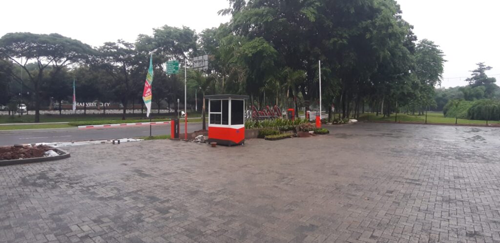 pemasangan palang parkir otomatis di rumah makan cibiuk cibubur jakarta timur sistem parkir cashless 3