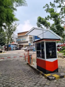 Sistem Parkir Madiun: Mengoptimalkan Efisiensi dengan Palang Parkir Otomatis Sistem parkir di Madiun semakin meningkat dengan adanya penggunaan palang parkir otomatis. Palang parkir otomatis merupakan solusi modern yang membantu mengoptimalkan efisiensi dalam pengaturan parkir di kota ini. Dengan pertumbuhan jumlah kendaraan yang terus meningkat, penting bagi pemerintah dan pengelola tempat parkir untuk menggunakan teknologi terbaru guna meningkatkan pengalaman pengguna dan mengatasi masalah kekurangan ruang parkir. Penggunaan palang parkir otomatis di Madiun memberikan banyak manfaat. Pertama, sistem ini memungkinkan pengendara untuk dengan mudah masuk dan keluar dari area parkir tanpa perlu bantuan petugas. Hal ini mengurangi waktu antri dan meningkatkan efisiensi parkir. Selain itu, palang parkir otomatis juga mempermudah proses pembayaran parkir. Pengguna dapat melakukan pembayaran secara otomatis menggunakan kartu parkir atau metode pembayaran nirkontak lainnya, mengurangi risiko kesalahan dalam penghitungan tarif dan membuat proses pembayaran lebih cepat dan efisien. Keamanan juga menjadi prioritas dalam sistem parkir Madiun dengan palang parkir otomatis. Dilengkapi dengan sistem pengawasan CCTV dan teknologi keamanan lainnya, palang parkir otomatis membantu mencegah tindakan kriminal di area parkir dan memberikan rasa aman kepada pengguna parkir. Dalam era digitalisasi ini, palang parkir otomatis Madiun juga dapat terhubung dengan aplikasi ponsel pintar. Pengguna dapat memantau ketersediaan tempat parkir secara real-time, melakukan pembayaran, dan mendapatkan informasi terkait parkir dengan mudah melalui aplikasi tersebut. Hal ini memberikan kenyamanan dan kemudahan bagi para pengendara. Dengan penggunaan palang parkir otomatis, pengelola tempat parkir di Madiun juga dapat mengumpulkan data yang akurat tentang penggunaan dan pengisian ruang parkir. Data ini dapat digunakan untuk mengoptimalkan penggunaan ruang parkir, menganalisis tren parkir, dan meningkatkan pengalaman pengguna. Jadi, jika Anda mencari solusi modern untuk sistem parkir di Madiun, palang parkir otomatis adalah pilihan yang tepat. Dapatkan kemudahan dan keamanan dalam parkir kendaraan Anda dengan menggunakan teknologi terbaru ini. Untuk informasi lebih lanjut tentang palang parkir otomatis dan produk-produk terkait, kunjungi msmparking.com. Jangan ragu untuk menghubungi tim kami yang siap memberikan pelayanan terbaik. Hubungi tim kami: - Yopie Prima WA/Telp: +6281236633639 - Ady WA/Telp: +6285100956600 - Theo WA/Telp: +6282219939448 - Rubi Yanto WA/Telp: +6281318976600 Mari bersama-sama menciptakan pengalaman parkir yang lebih efisien di Madiun dengan sistem palang parkir otomatis.