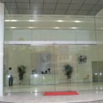 Pintu otomatis adalah salah satu inovasi modern yang memberikan kemudahan dan kenyamanan dalam akses yang cepat dan aman. Dalam artikel ini, kita akan membahas perbedaan antara pintu otomatis buatan Jepang dan China, dua negara yang terkenal dengan produksi pintu otomatis. Kualitas dan Keandalan Pintu otomatis buatan Jepang dikenal akan kualitas dan keandalannya yang tinggi. Jepang terkenal dengan standar produksi yang ketat dan fokus pada detail. Mereka menggunakan teknologi canggih dan material berkualitas untuk memastikan pintu otomatis yang tahan lama dan dapat diandalkan dalam jangka waktu yang panjang. Di sisi lain, pintu otomatis buatan China seringkali memiliki reputasi yang bervariasi dalam hal kualitas. China adalah produsen terbesar di dunia dan memiliki berbagai merek dan pabrik yang menghasilkan pintu otomatis. Beberapa merek China menawarkan produk berkualitas tinggi dengan harga yang lebih terjangkau, namun ada juga merek yang mungkin kurang dapat diandalkan. Desain dan Inovasi Jepang terkenal dengan desain yang estetis dan inovatif dalam berbagai produk, termasuk pintu otomatis. Mereka sering menggabungkan desain modern dengan fungsi yang canggih, sehingga menciptakan pintu otomatis yang tidak hanya praktis, tetapi juga menarik secara visual. China juga terus mengembangkan desain dan inovasi dalam pintu otomatis. Dengan adanya kompetisi yang ketat di pasar, banyak produsen China yang berusaha untuk menghasilkan pintu otomatis dengan desain yang menarik dan fitur-fitur canggih untuk memenuhi kebutuhan pelanggan. Harga Pintu otomatis buatan China seringkali memiliki harga yang lebih terjangkau dibandingkan dengan pintu otomatis buatan Jepang. Ini dikarenakan biaya produksi yang lebih rendah di China. Namun, harga yang lebih rendah tidak selalu berarti kualitas yang lebih rendah. Sebagai pembeli, penting untuk melakukan riset dan memilih merek dan produsen yang terpercaya untuk mendapatkan pintu otomatis dengan kualitas yang baik dengan harga yang sesuai. Kesimpulan Ketika memilih pintu otomatis, penting untuk mempertimbangkan kualitas, keandalan, desain, dan harga. Pintu otomatis buatan Jepang dikenal akan kualitas dan keandalannya yang tinggi, sementara pintu otomatis buatan China menawarkan harga yang lebih terjangkau dengan berbagai pilihan merek dan produsen. Lakukan riset dan konsultasikan dengan distributor atau produsen terpercaya untuk memilih pintu otomatis yang sesuai dengan kebutuhan Anda.