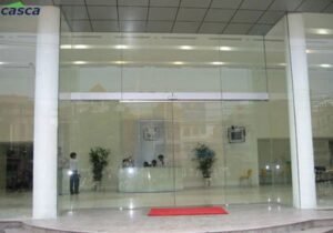 Pintu otomatis adalah salah satu inovasi modern yang memberikan kemudahan dan kenyamanan dalam akses yang cepat dan aman. Dalam artikel ini, kita akan membahas perbedaan antara pintu otomatis buatan Jepang dan China, dua negara yang terkenal dengan produksi pintu otomatis. Kualitas dan Keandalan Pintu otomatis buatan Jepang dikenal akan kualitas dan keandalannya yang tinggi. Jepang terkenal dengan standar produksi yang ketat dan fokus pada detail. Mereka menggunakan teknologi canggih dan material berkualitas untuk memastikan pintu otomatis yang tahan lama dan dapat diandalkan dalam jangka waktu yang panjang. Di sisi lain, pintu otomatis buatan China seringkali memiliki reputasi yang bervariasi dalam hal kualitas. China adalah produsen terbesar di dunia dan memiliki berbagai merek dan pabrik yang menghasilkan pintu otomatis. Beberapa merek China menawarkan produk berkualitas tinggi dengan harga yang lebih terjangkau, namun ada juga merek yang mungkin kurang dapat diandalkan. Desain dan Inovasi Jepang terkenal dengan desain yang estetis dan inovatif dalam berbagai produk, termasuk pintu otomatis. Mereka sering menggabungkan desain modern dengan fungsi yang canggih, sehingga menciptakan pintu otomatis yang tidak hanya praktis, tetapi juga menarik secara visual. China juga terus mengembangkan desain dan inovasi dalam pintu otomatis. Dengan adanya kompetisi yang ketat di pasar, banyak produsen China yang berusaha untuk menghasilkan pintu otomatis dengan desain yang menarik dan fitur-fitur canggih untuk memenuhi kebutuhan pelanggan. Harga Pintu otomatis buatan China seringkali memiliki harga yang lebih terjangkau dibandingkan dengan pintu otomatis buatan Jepang. Ini dikarenakan biaya produksi yang lebih rendah di China. Namun, harga yang lebih rendah tidak selalu berarti kualitas yang lebih rendah. Sebagai pembeli, penting untuk melakukan riset dan memilih merek dan produsen yang terpercaya untuk mendapatkan pintu otomatis dengan kualitas yang baik dengan harga yang sesuai. Kesimpulan Ketika memilih pintu otomatis, penting untuk mempertimbangkan kualitas, keandalan, desain, dan harga. Pintu otomatis buatan Jepang dikenal akan kualitas dan keandalannya yang tinggi, sementara pintu otomatis buatan China menawarkan harga yang lebih terjangkau dengan berbagai pilihan merek dan produsen. Lakukan riset dan konsultasikan dengan distributor atau produsen terpercaya untuk memilih pintu otomatis yang sesuai dengan kebutuhan Anda.