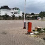 Jika Anda sedang mencari distributor alat parkir terbaik di Palembang, maka Anda berada di tempat yang tepat. Berinvestasi dalam sistem parkir berkualitas adalah langkah strategis bagi pengelola area parkir yang ingin menawarkan kenyamanan, keamanan, dan efisiensi bagi penggunanya. Namun, memilih alat parkir bukan hanya soal harga; ini adalah tentang mendapatkan return on investment yang maksimal dari segi kualitas, durabilitas, dan kemudahan pengoperasian. Mengapa Memilih Alat Parkir Premium? Seringkali, muncul godaan untuk memilih alat parkir yang lebih murah demi menghemat anggaran. Namun, apakah benar pilihan tersebut akan menguntungkan dalam jangka panjang? Alat parkir yang berkualitas rendah mungkin memerlukan perawatan lebih sering, memiliki risiko kerusakan tinggi, dan kurang efisien, yang pada akhirnya menambah beban biaya operasional. Sebaliknya, alat parkir premium yang mungkin memerlukan investasi awal yang lebih besar justru mampu memberikan hasil maksimal dengan performa tinggi dan umur pemakaian yang panjang. Kelebihan Menggunakan Alat Parkir Premium di Palembang Memilih distributor alat parkir terbaik di Palembang bukan sekadar soal membeli perangkat, tetapi juga investasi untuk jangka panjang. Berikut adalah beberapa keuntungan utama dari menggunakan alat parkir premium: Teknologi Canggih dan Inovatif Alat parkir premium dilengkapi teknologi mutakhir seperti sensor otomatis, pembacaan plat nomor otomatis, hingga integrasi dengan sistem pembayaran digital. Semua ini membuat sistem parkir lebih efisien dan modern. Durabilitas dan Tahan Lama Alat parkir berkualitas tinggi dirancang untuk tahan lama dalam segala kondisi cuaca, termasuk panas, hujan, dan polusi. Material yang digunakan biasanya lebih kuat sehingga meminimalisir kebutuhan akan penggantian atau perbaikan berkala. Efisiensi Operasional Sistem parkir premium dapat meningkatkan efisiensi operasional dengan mengurangi waktu antrean dan memastikan proses keluar-masuk kendaraan yang cepat. Ini sangat penting untuk area parkir di tempat-tempat sibuk seperti mal, perkantoran, dan rumah sakit. Keamanan Lebih Baik Alat parkir premium menawarkan fitur keamanan canggih yang dapat meminimalisir risiko pencurian atau kerusakan pada kendaraan yang diparkir. Sistem keamanan yang terintegrasi membantu Anda memantau area parkir dengan lebih baik, sehingga pelanggan merasa aman. Dukungan Purna Jual yang Memadai Distributor alat parkir premium biasanya menawarkan layanan purna jual yang profesional, termasuk perawatan, pembaruan sistem, dan bantuan teknis yang cepat. Ini memastikan sistem parkir Anda tetap beroperasi dengan baik selama bertahun-tahun. Fitur-Fitur yang Wajib Dimiliki oleh Sistem Parkir Premium Sebagai referensi, berikut adalah fitur-fitur yang sebaiknya tersedia pada alat parkir yang Anda pilih di Palembang: Sistem Tiket Otomatis dan Pembayaran Non-Tunai Palang Parkir Otomatis dengan Kecepatan Tinggi Layar Informasi Kendaraan dan Slot Parkir Tersedia Penggunaan Kamera untuk Pembacaan Plat Nomor Integrasi dengan Aplikasi Mobile atau Kartu RFID Distributor Alat Parkir Terbaik di Palembang Jika Anda mencari distributor alat parkir di Palembang, MSM Parking Group PT siap menjadi mitra Anda. Dengan pengalaman panjang di industri sistem parkir, MSM Parking Group menawarkan produk berkualitas tinggi dengan teknologi terkini yang didukung oleh layanan profesional. Kami hadir untuk memberikan solusi parkir yang mengedepankan efisiensi dan keamanan di berbagai lokasi bisnis. Untuk informasi lebih lanjut dan konsultasi gratis, jangan ragu untuk menghubungi: 📞 Rubi: +6281318976600 WhatsApp / Telp: Theodorus: +6282219939448 Alamat Head Office: Jl. Cijaura Girang III Ruko 2F-2 G, Bandung Workshop: Jl. Cikuya No.28, Lagadar, Kec. Margaasih, Kab. Bandung, Jawa Barat 40216 Dukung ekonomi karya anak bangsa dan berikan layanan parkir terbaik untuk pelanggan Anda. Hubungi MSM Parking Group PT, distributor alat parkir terbaik di Palembang, untuk solusi yang terpercaya dan tahan lama.