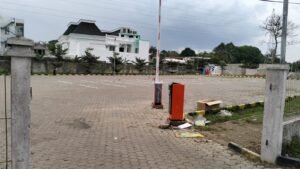 Jika Anda sedang mencari distributor alat parkir terbaik di Palembang, maka Anda berada di tempat yang tepat. Berinvestasi dalam sistem parkir berkualitas adalah langkah strategis bagi pengelola area parkir yang ingin menawarkan kenyamanan, keamanan, dan efisiensi bagi penggunanya. Namun, memilih alat parkir bukan hanya soal harga; ini adalah tentang mendapatkan return on investment yang maksimal dari segi kualitas, durabilitas, dan kemudahan pengoperasian. Mengapa Memilih Alat Parkir Premium? Seringkali, muncul godaan untuk memilih alat parkir yang lebih murah demi menghemat anggaran. Namun, apakah benar pilihan tersebut akan menguntungkan dalam jangka panjang? Alat parkir yang berkualitas rendah mungkin memerlukan perawatan lebih sering, memiliki risiko kerusakan tinggi, dan kurang efisien, yang pada akhirnya menambah beban biaya operasional. Sebaliknya, alat parkir premium yang mungkin memerlukan investasi awal yang lebih besar justru mampu memberikan hasil maksimal dengan performa tinggi dan umur pemakaian yang panjang. Kelebihan Menggunakan Alat Parkir Premium di Palembang Memilih distributor alat parkir terbaik di Palembang bukan sekadar soal membeli perangkat, tetapi juga investasi untuk jangka panjang. Berikut adalah beberapa keuntungan utama dari menggunakan alat parkir premium: Teknologi Canggih dan Inovatif Alat parkir premium dilengkapi teknologi mutakhir seperti sensor otomatis, pembacaan plat nomor otomatis, hingga integrasi dengan sistem pembayaran digital. Semua ini membuat sistem parkir lebih efisien dan modern. Durabilitas dan Tahan Lama Alat parkir berkualitas tinggi dirancang untuk tahan lama dalam segala kondisi cuaca, termasuk panas, hujan, dan polusi. Material yang digunakan biasanya lebih kuat sehingga meminimalisir kebutuhan akan penggantian atau perbaikan berkala. Efisiensi Operasional Sistem parkir premium dapat meningkatkan efisiensi operasional dengan mengurangi waktu antrean dan memastikan proses keluar-masuk kendaraan yang cepat. Ini sangat penting untuk area parkir di tempat-tempat sibuk seperti mal, perkantoran, dan rumah sakit. Keamanan Lebih Baik Alat parkir premium menawarkan fitur keamanan canggih yang dapat meminimalisir risiko pencurian atau kerusakan pada kendaraan yang diparkir. Sistem keamanan yang terintegrasi membantu Anda memantau area parkir dengan lebih baik, sehingga pelanggan merasa aman. Dukungan Purna Jual yang Memadai Distributor alat parkir premium biasanya menawarkan layanan purna jual yang profesional, termasuk perawatan, pembaruan sistem, dan bantuan teknis yang cepat. Ini memastikan sistem parkir Anda tetap beroperasi dengan baik selama bertahun-tahun. Fitur-Fitur yang Wajib Dimiliki oleh Sistem Parkir Premium Sebagai referensi, berikut adalah fitur-fitur yang sebaiknya tersedia pada alat parkir yang Anda pilih di Palembang: Sistem Tiket Otomatis dan Pembayaran Non-Tunai Palang Parkir Otomatis dengan Kecepatan Tinggi Layar Informasi Kendaraan dan Slot Parkir Tersedia Penggunaan Kamera untuk Pembacaan Plat Nomor Integrasi dengan Aplikasi Mobile atau Kartu RFID Distributor Alat Parkir Terbaik di Palembang Jika Anda mencari distributor alat parkir di Palembang, MSM Parking Group PT siap menjadi mitra Anda. Dengan pengalaman panjang di industri sistem parkir, MSM Parking Group menawarkan produk berkualitas tinggi dengan teknologi terkini yang didukung oleh layanan profesional. Kami hadir untuk memberikan solusi parkir yang mengedepankan efisiensi dan keamanan di berbagai lokasi bisnis. Untuk informasi lebih lanjut dan konsultasi gratis, jangan ragu untuk menghubungi: 📞 Rubi: +6281318976600 WhatsApp / Telp: Theodorus: +6282219939448 Alamat Head Office: Jl. Cijaura Girang III Ruko 2F-2 G, Bandung Workshop: Jl. Cikuya No.28, Lagadar, Kec. Margaasih, Kab. Bandung, Jawa Barat 40216 Dukung ekonomi karya anak bangsa dan berikan layanan parkir terbaik untuk pelanggan Anda. Hubungi MSM Parking Group PT, distributor alat parkir terbaik di Palembang, untuk solusi yang terpercaya dan tahan lama.