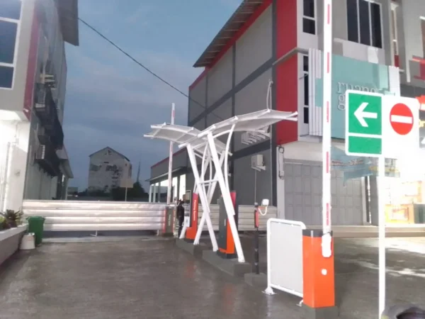 Sistem Palang Parkir Otomatis Tap and Go yang diproduksi oleh MSM Parking Group. Gambar-gambar ini menunjukkan implementasi sistem di berbagai lokasi di Indonesia, menampilkan perangkat seperti barrier gate otomatis, panel tap e-money/QRIS, kamera ANPR, dan pos kontrol.