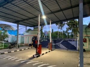 Pemasangan Palang Parkir Otomatis MSM Parking ()