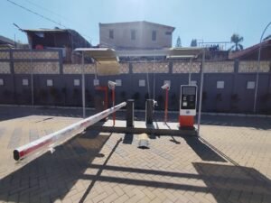 Revolusi Efisiensi Area Olahraga Sistem Palang Parkir Cashless untuk Lapangan Padel ()