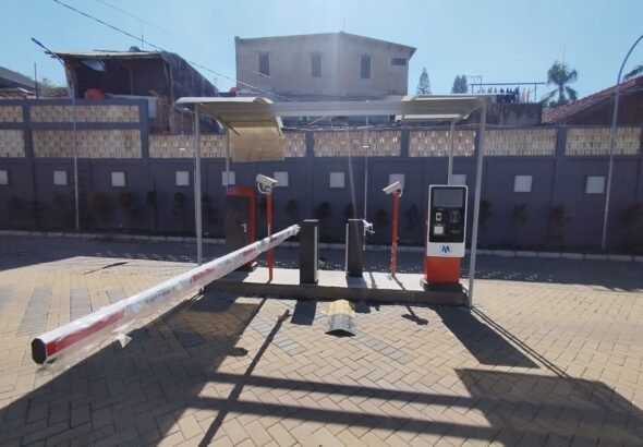 Revolusi Efisiensi Area Olahraga Sistem Palang Parkir Cashless untuk Lapangan Padel ()