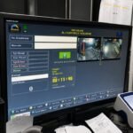 Palang parkir atau barrier gate adalah perangkat yang berfungsi mengontrol keluar-masuk kendaraan secara otomatis menggunakan motor elektrik, sensor, dan sistem kontrol akses. Saat ini, penggunaan palang parkir tidak hanya terbatas pada pusat perbelanjaan, tetapi juga telah menjadi standar di rumah sakit, perkantoran, kawasan industri, apartemen, perumahan, pelabuhan, hingga kawasan wisata.
