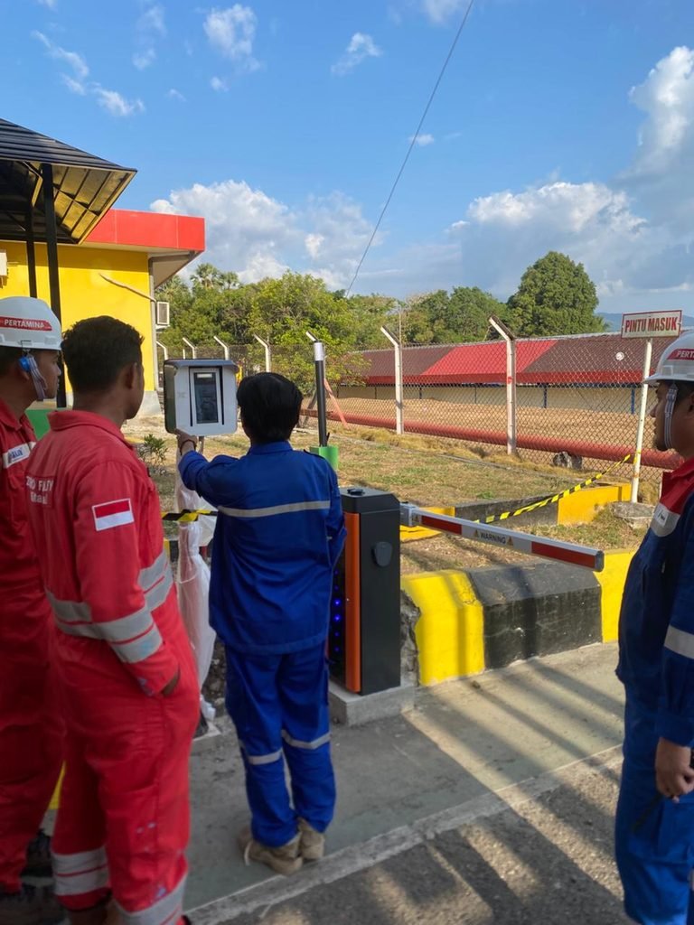 Pemasangan Palang Parkir Otomatis M Gate dengan Integrasi Face Recognition AI MSM Parking di PT Pertamina FT Kalabahi ()