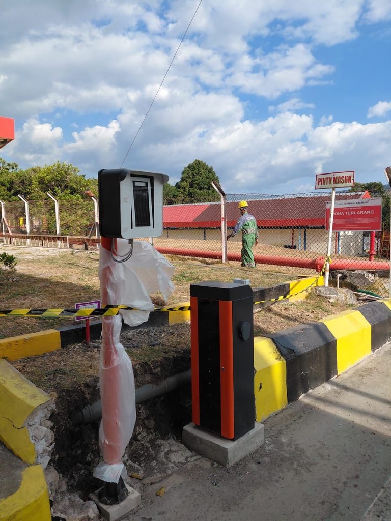 Pemasangan Palang Parkir Otomatis M Gate dengan Integrasi Face Recognition AI MSM Parking di PT Pertamina FT Kalabahi ()